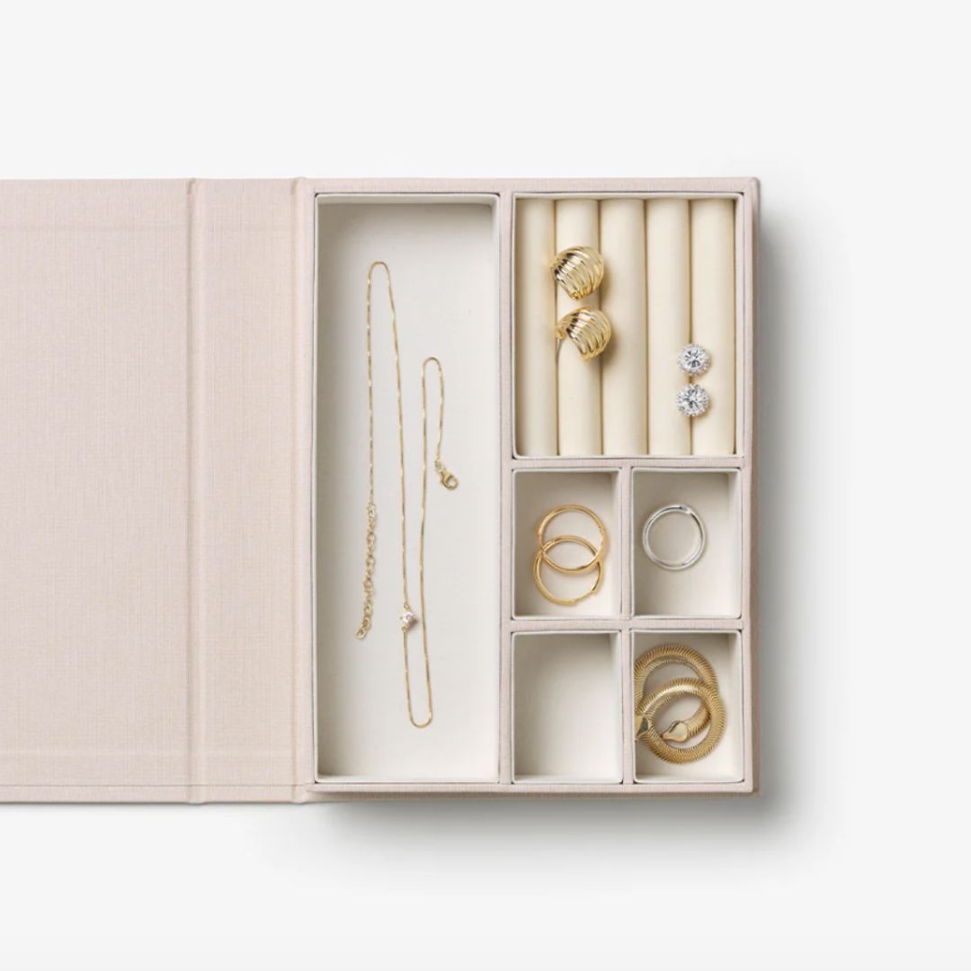 A Girls Best Friend Linen Jewelry Box, the best customized gift and gifts for her and for him from Inna Carton online shop Dubai, UAE!
