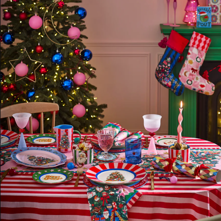 Christmas Festive Dessert Plates set, the best customized gift and gifts for her and for him from Inna Carton online shop Dubai, UAE!
