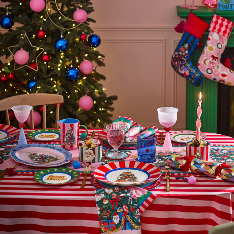 Christmas Festive Tree Dinner Plates set, the best customized gift and gifts for her and for him from Inna Carton online shop Dubai, UAE!
