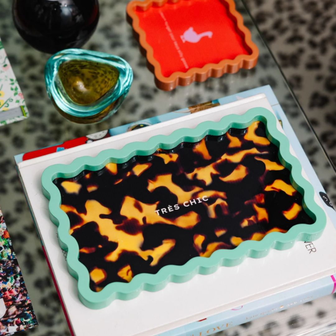 "Très chic" Lacquer Tray, the best customized gift and gifts for her and for him from Inna Carton online shop Dubai, UAE!
