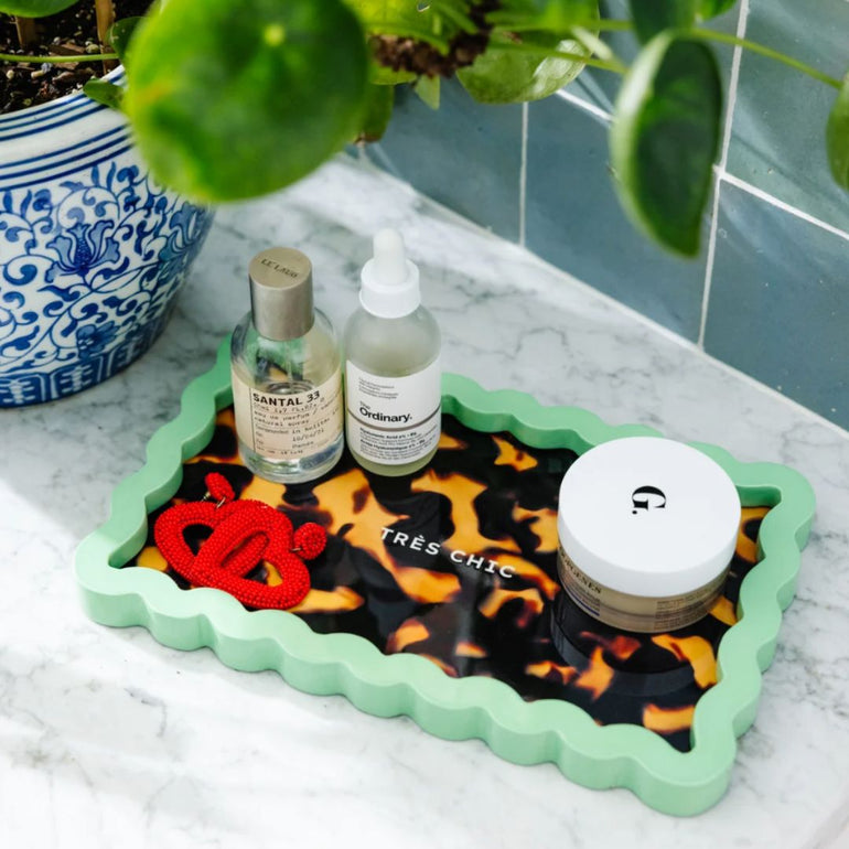 "Très chic" Lacquer Tray, the best customized gift and gifts for her and for him from Inna Carton online shop Dubai, UAE!
