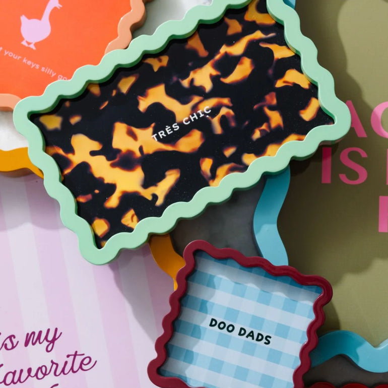 "Très chic" Lacquer Tray, the best customized gift and gifts for her and for him from Inna Carton online shop Dubai, UAE!

