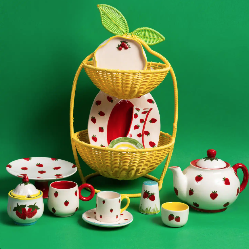 Petite Strawberry Platter, the best customized gift and gifts for her and for him from Inna Carton online shop Dubai, UAE!